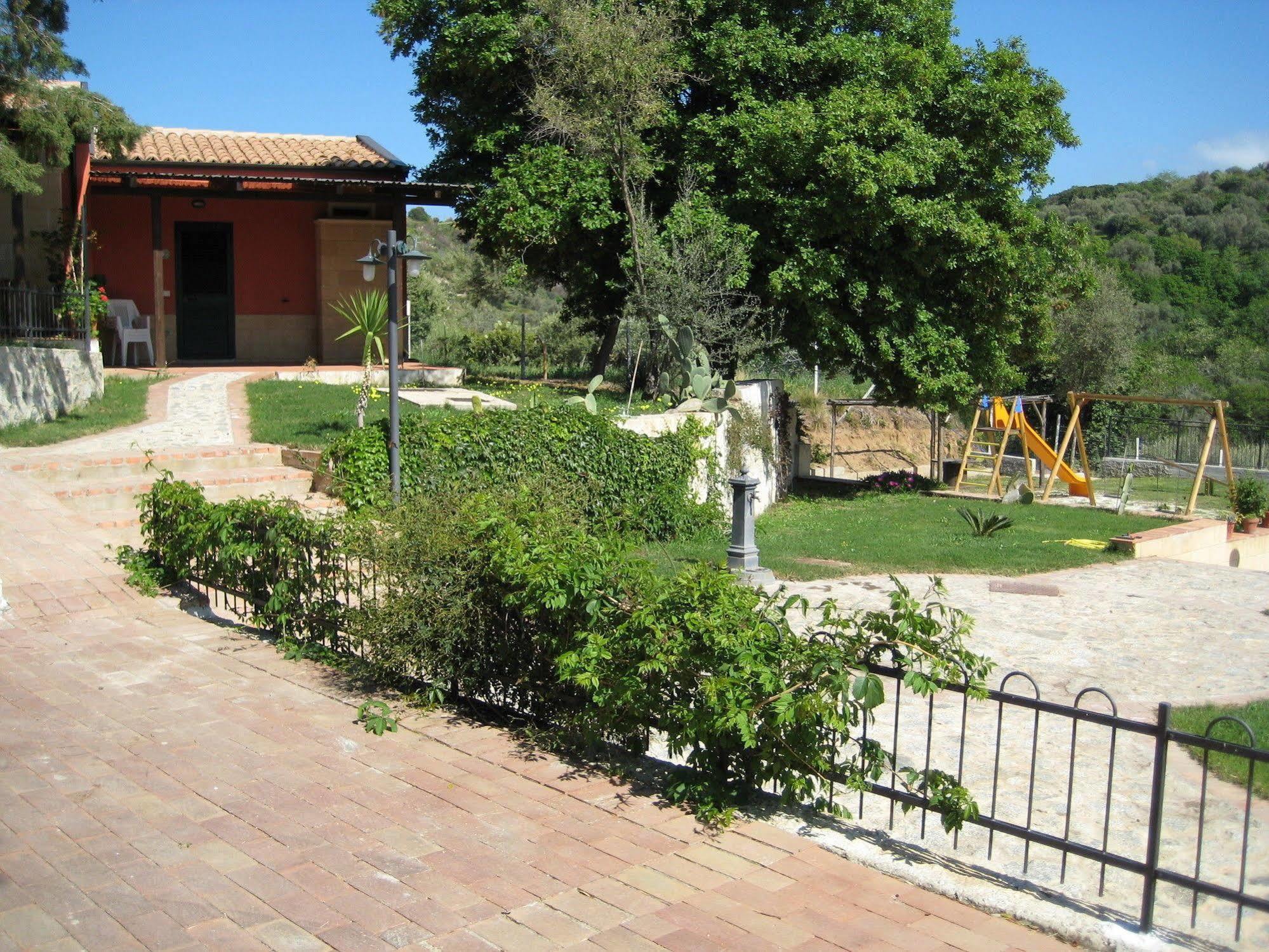 Residenza Mediterranea Дзамброне Екстериор снимка